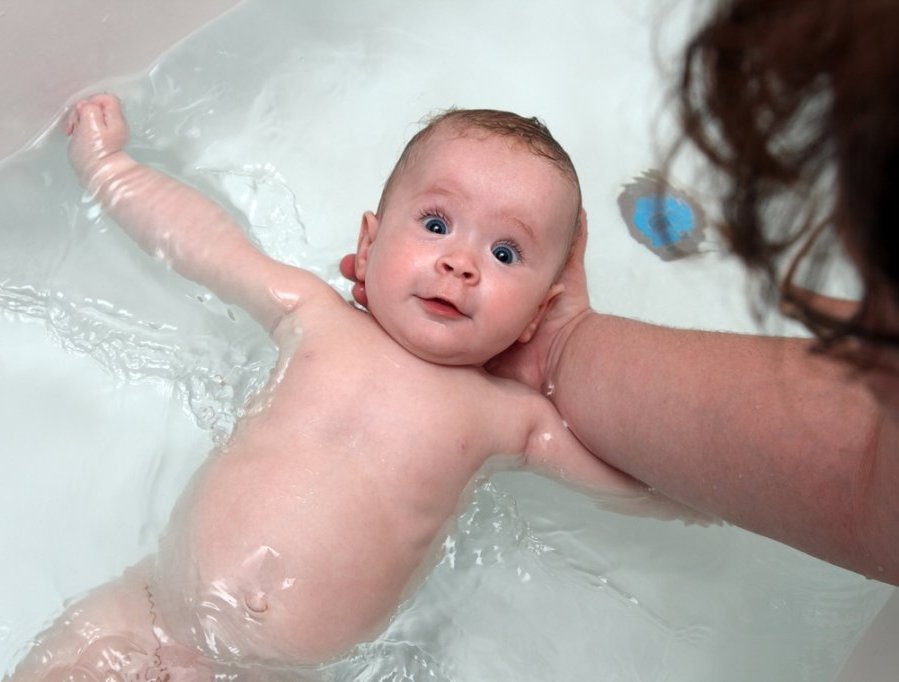 Как выбрать ванночку для новорожденных